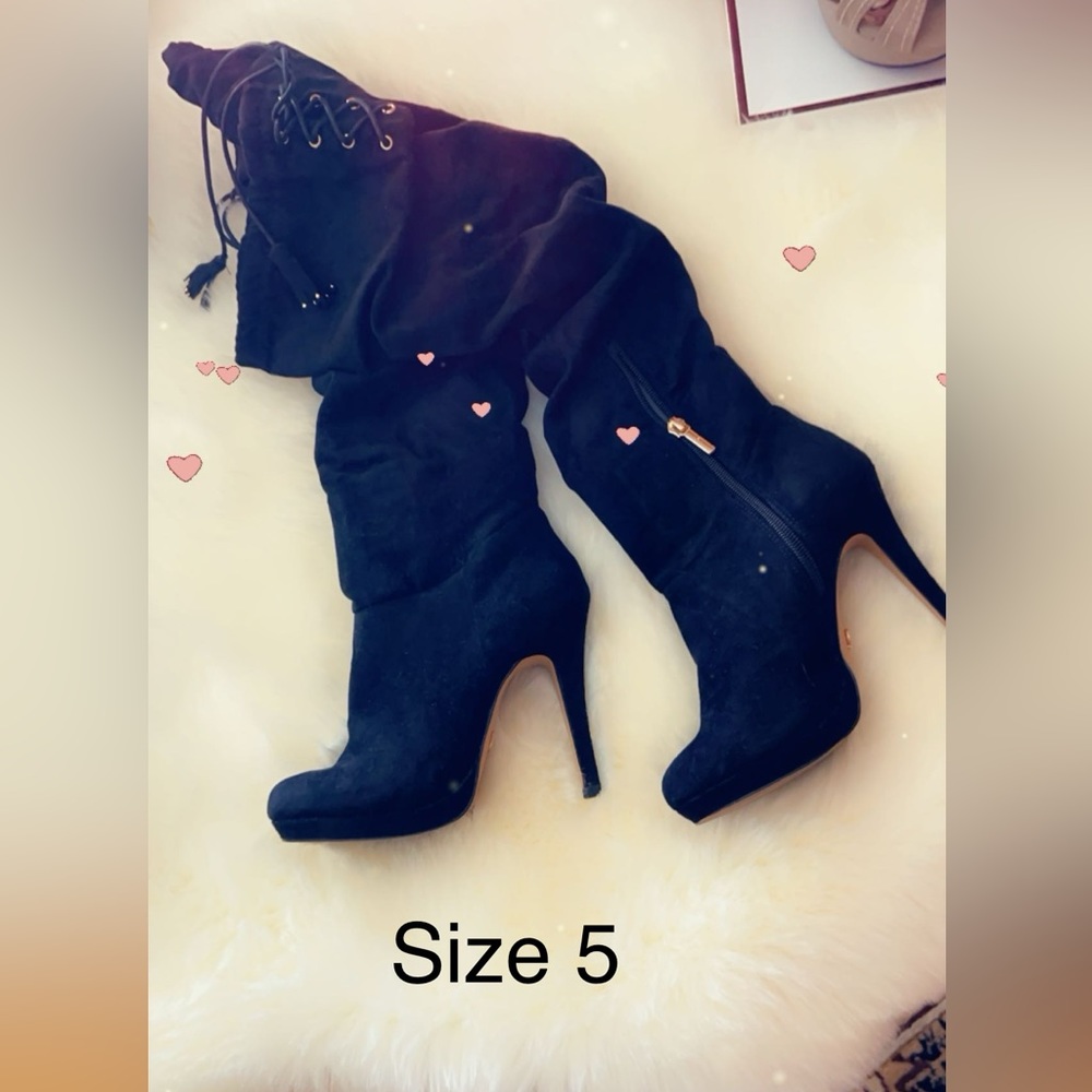 Boots with heal black suede.